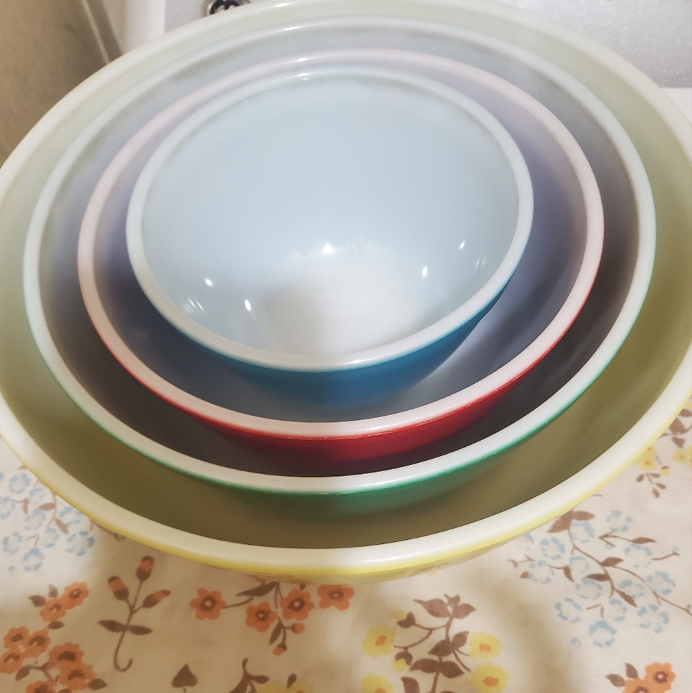 Vintage pyrex bowl set
